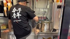 蜜雪冰城某门店的员工正在拾掇